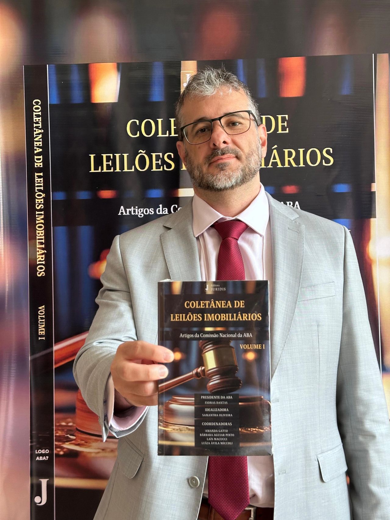 Prof. Dr. Aurélio Viana com o livro Coletânea de Leilões Imobiliários