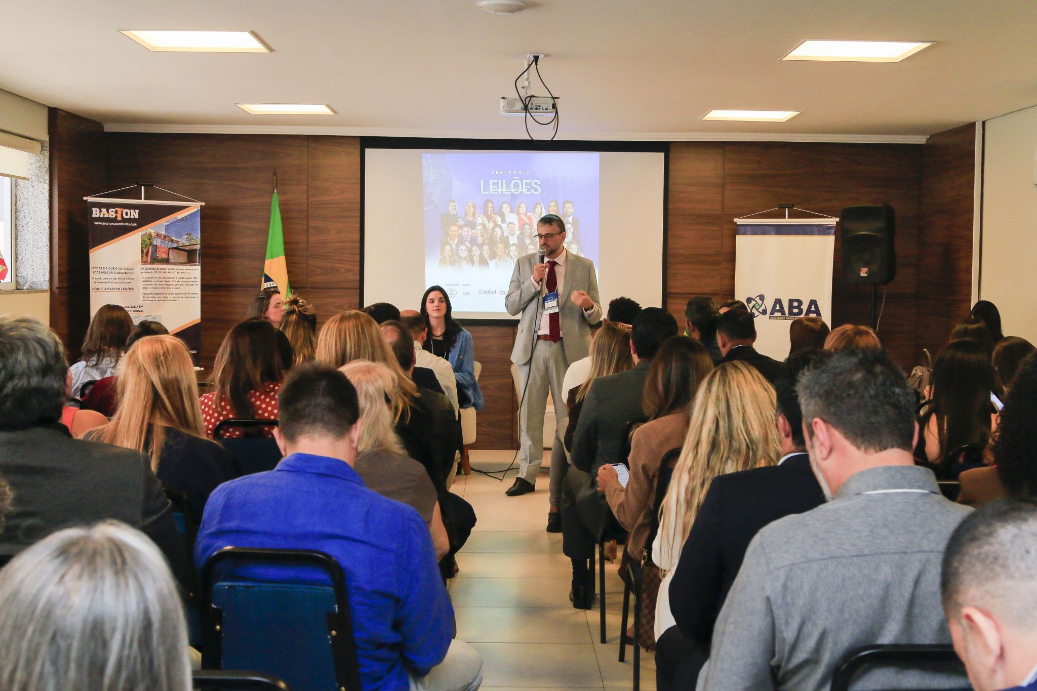 Prof. Dr. Aurélio Viana palestrando para plateia lotada sobre leilões